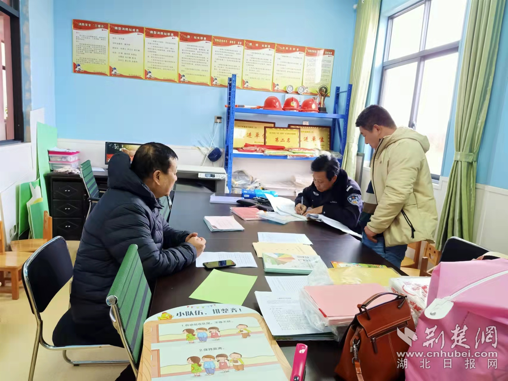 民警深入校園與教職員工座談，深入排查化解各類矛盾糾紛。.png.png