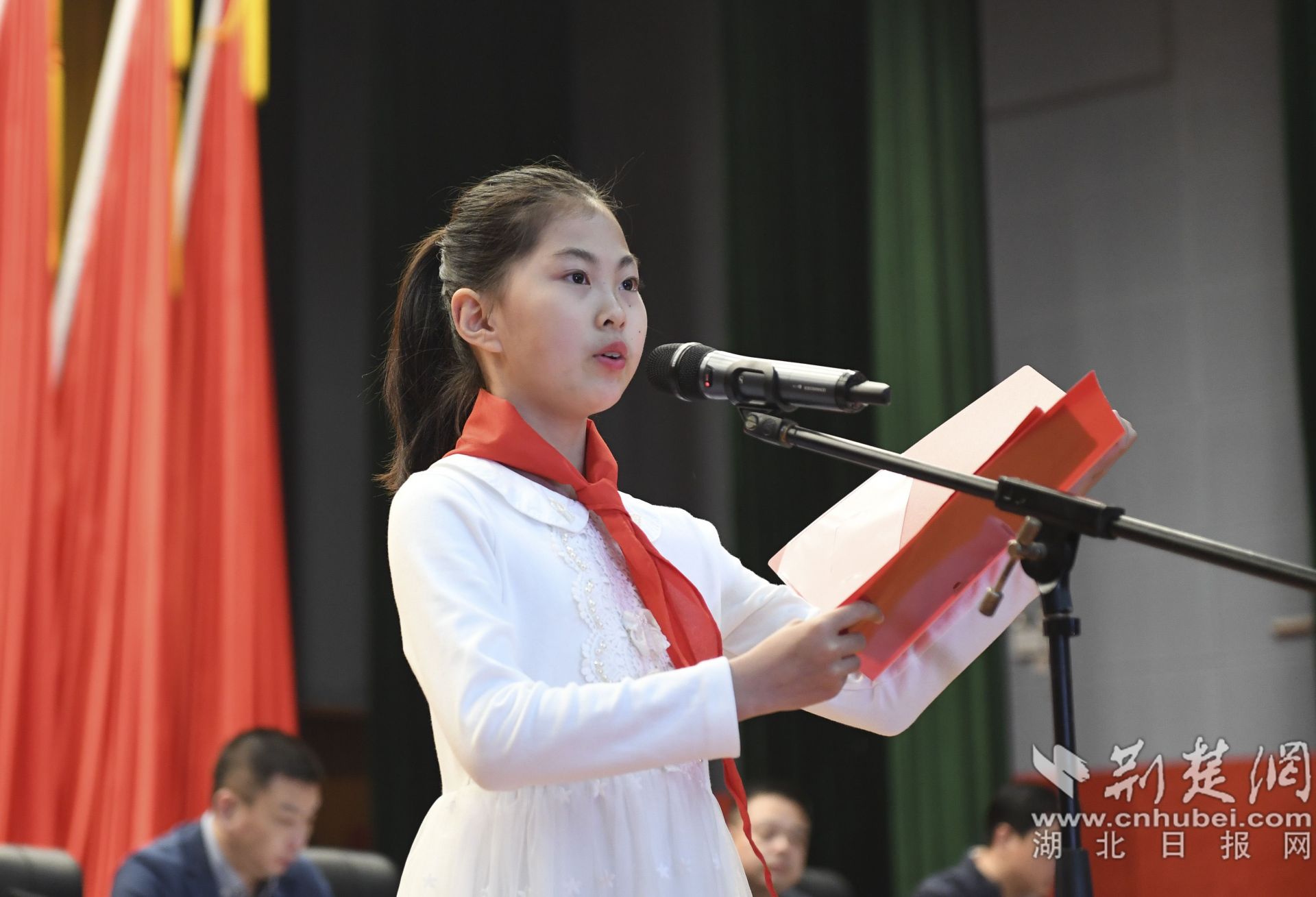 宣讀《全國文明城市創(chuàng)建倡議書》。.jpg.jpg
