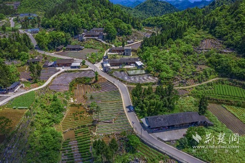 宣恩縣椒園集鎮(zhèn)至鑼圈巖段公路，全長8公里，途經(jīng)椒園村、涼風(fēng)村、鑼圈巖村，該公路建成既有效帶動沿線煙葉等產(chǎn)業(yè)發(fā)展，又是曜天眼景區(qū)的