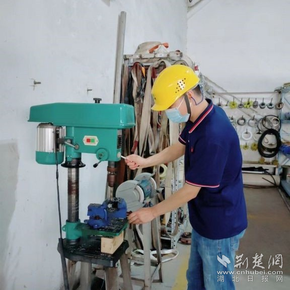 中順潔柔湖北公司鉗工操作。通訊員供圖.jpg