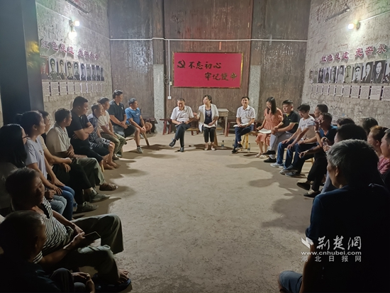崇陽(yáng)縣金塘鎮(zhèn)黨員干部在金塘村盧家大屋村灣開(kāi)展灣子夜話(huà),和群眾共商環(huán)境治理等事宜。.jpg