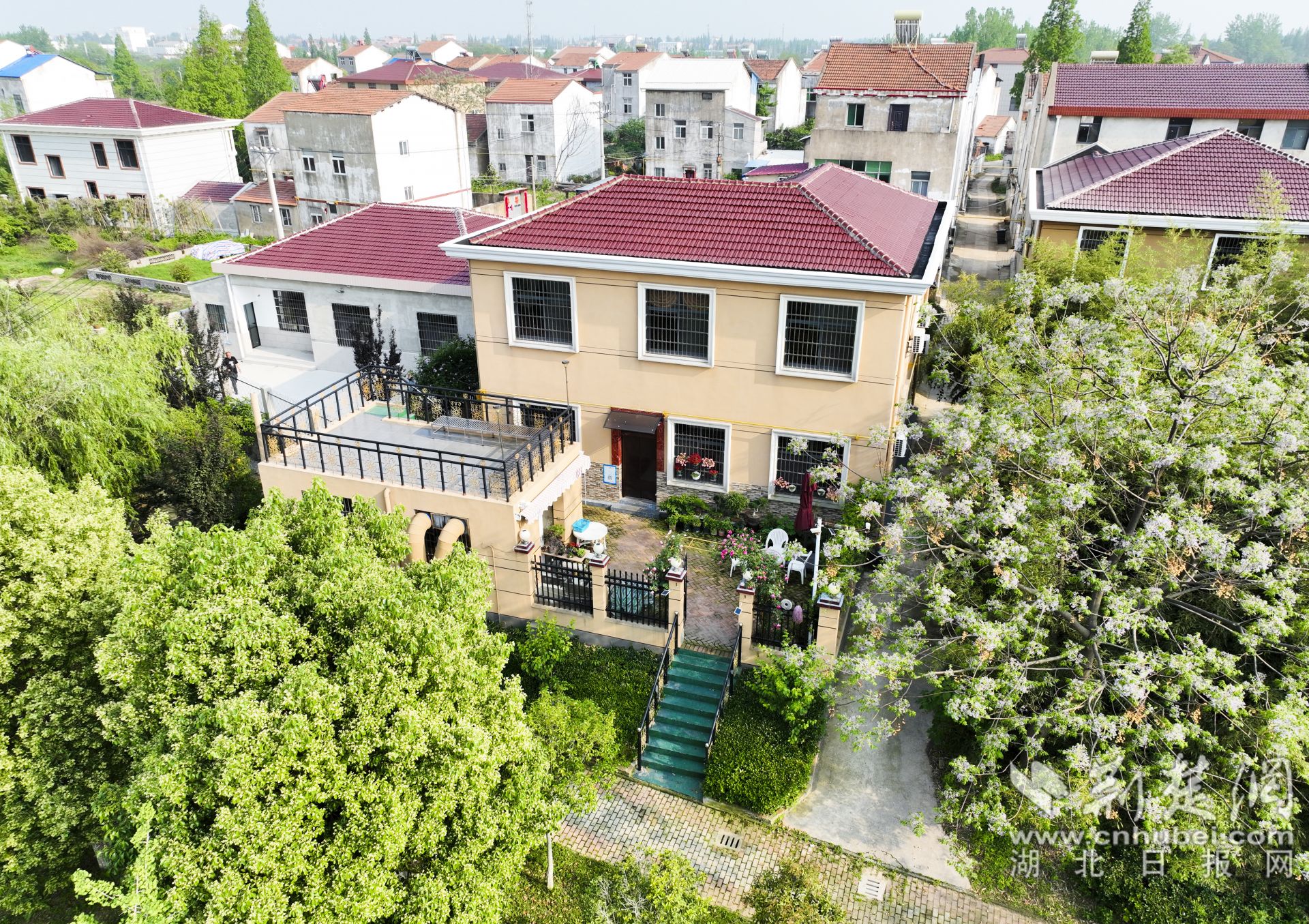 西王村村民王偉因地制宜，把房前屋后改造成別致小院，還開起了農(nóng)家樂。1.jpg.jpg