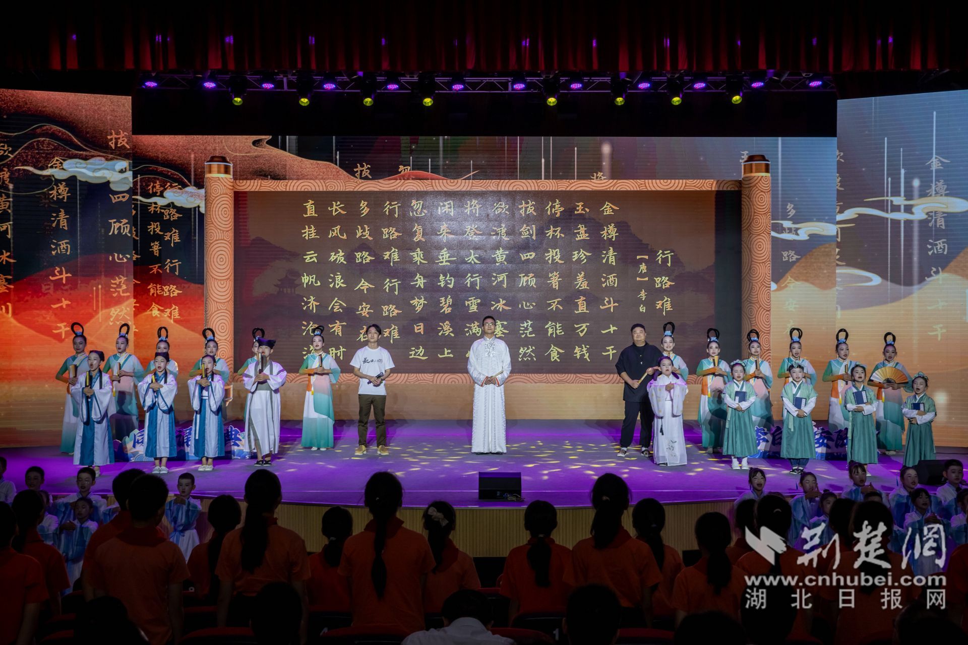 活動(dòng)最后凌振赫、沈嘉柯、余維剛與學(xué)生們一齊誦讀行路難_副本.jpg.jpg