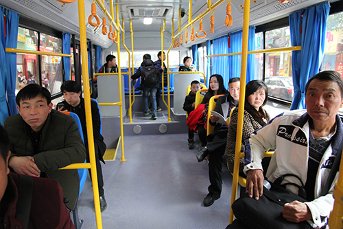 崇陽老百姓坐上新能源純電動公交車。.JPG